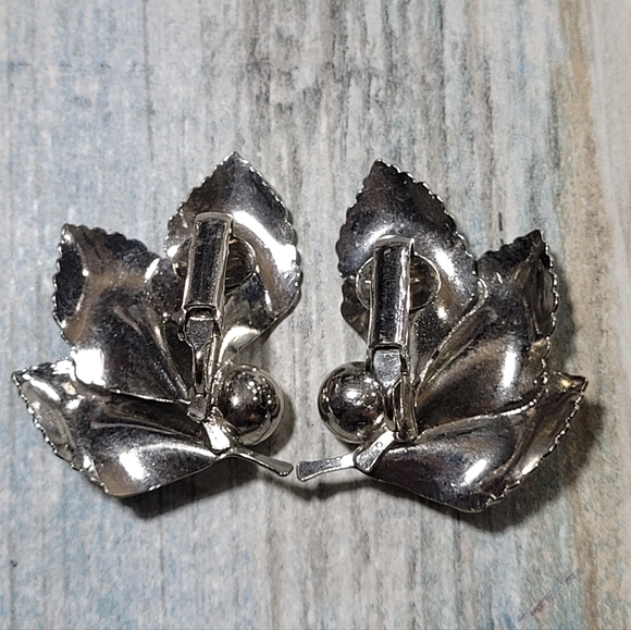 Vintage Flower Brooch and Earrings Set. - Picture 6 of 8